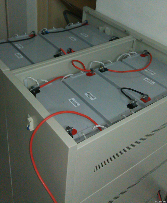 電池是UPS系統的重要組成部分。電池的壽命取決于環境溫度和放電次數。高溫下使用或深度放電都會縮短UPS電池的使用壽命。