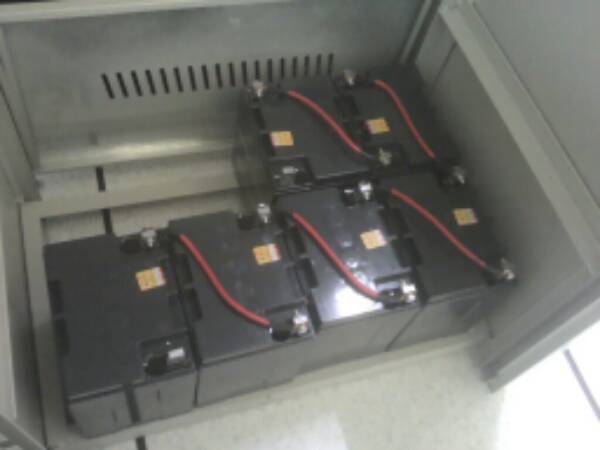 UPS電池柜背板，背板在機(jī)柜中的職位地方是很重要的，它重要是用來安排電源、端子等多種器件的，同時(shí)利用背板也可以接線，在背板防備器之前要細(xì)致先在背板上鉆孔，不外電源可以直接接到背板上去，別的的一些設(shè)置裝備部署就牢固在背板的導(dǎo)軌上。